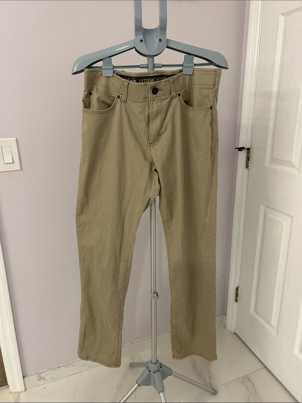 Men's Lee Extreme Motion Khaki Straight-Leg Pants - Size 34x32 EUC Like New